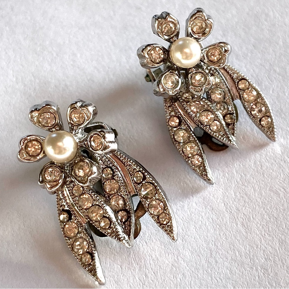VINTAGE JEWELRY - Earrings /Dress Clips, Pearl + Rhinestone Flowers, Silver 🫐